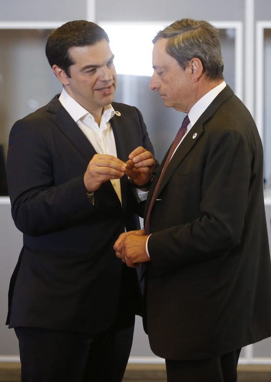 Tsipras dialoga con Mario Draghi. EFE)