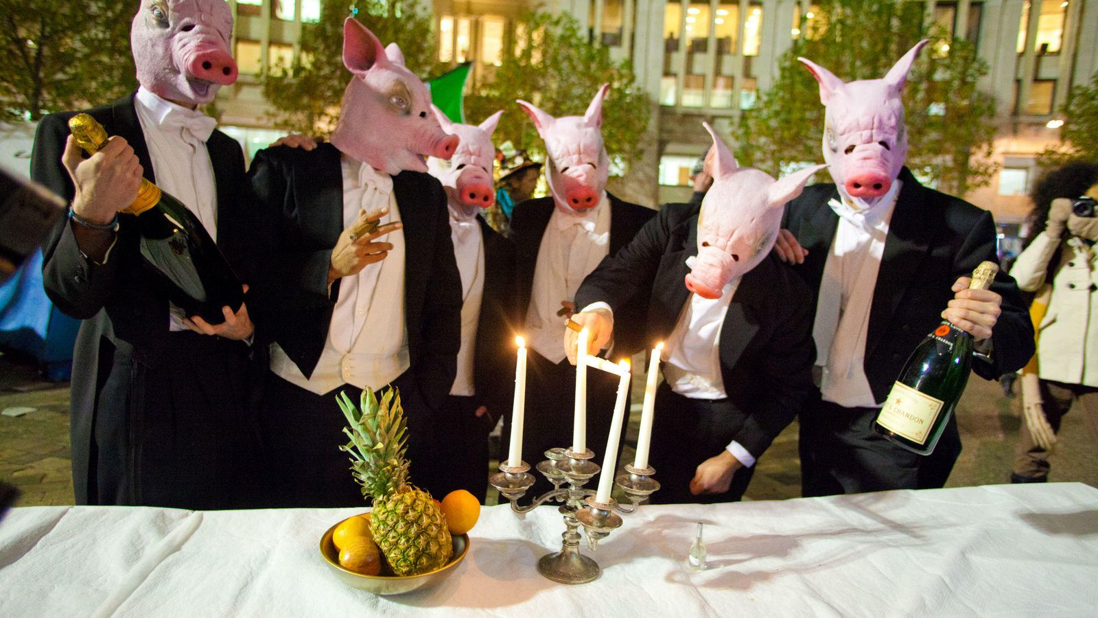 Foto: Un grupo de manifestantes parodia al Bullingdon Club en las calles de Londres. (Corbis)