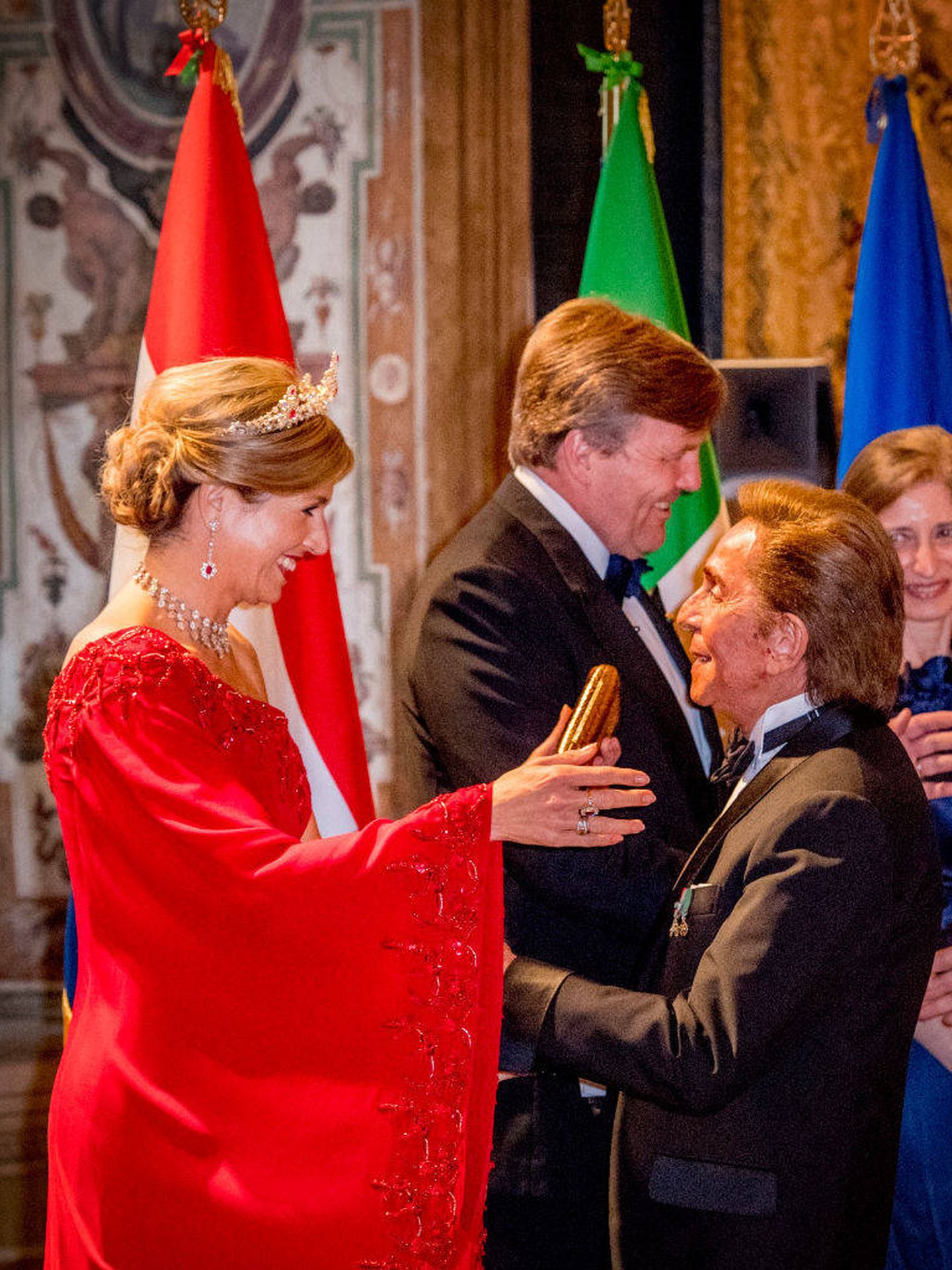 Los reyes de Holanda, en una recepción saludando a Valentino. (Getty)