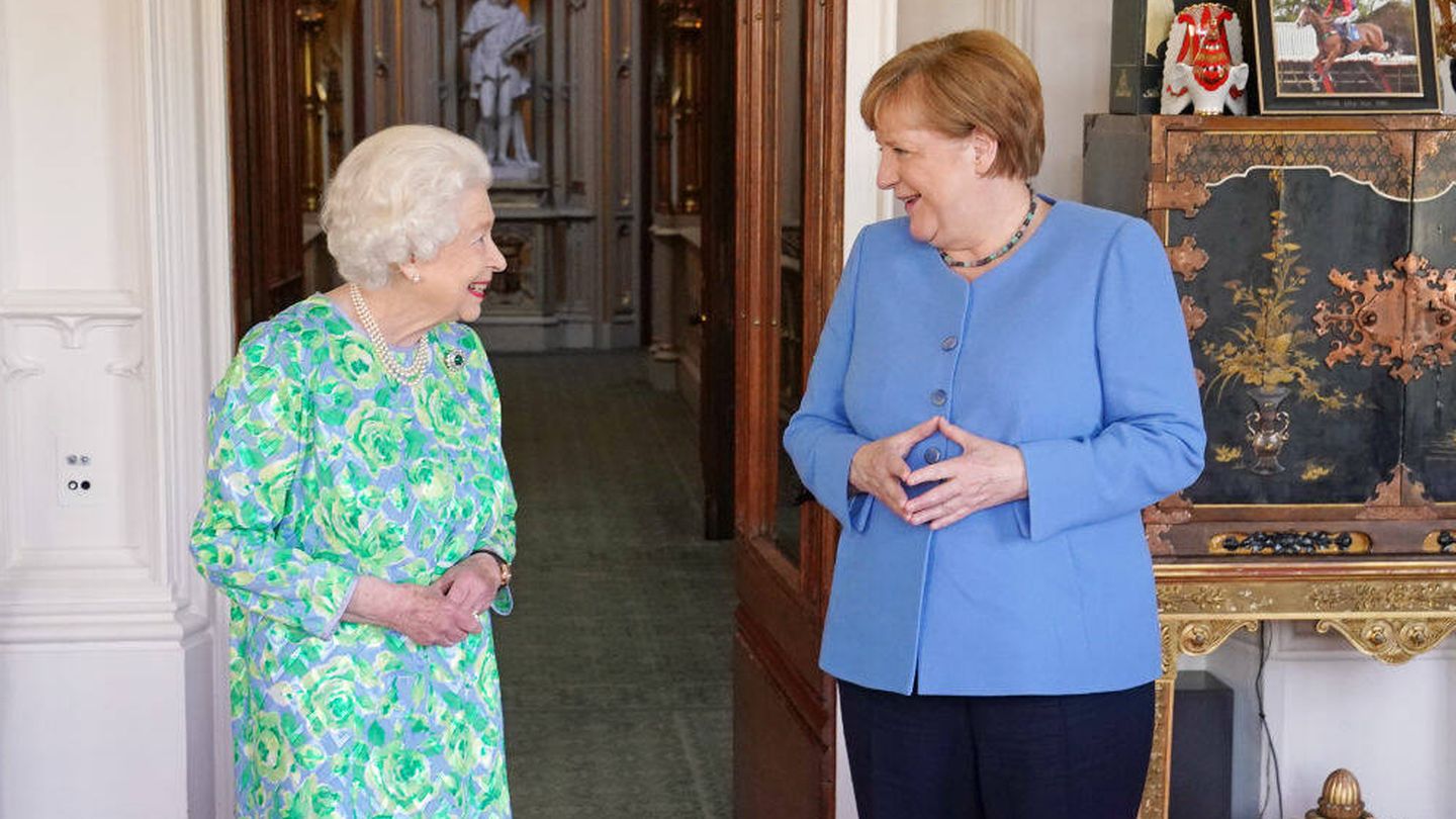 Isabel II junto a Angela Merkel. (Getty)
