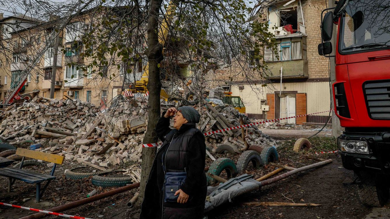 Foto: Una mujer ante las ruinas de una casa tras un ataque ruso en Donetsk. (Reuters/Alina Smutko)