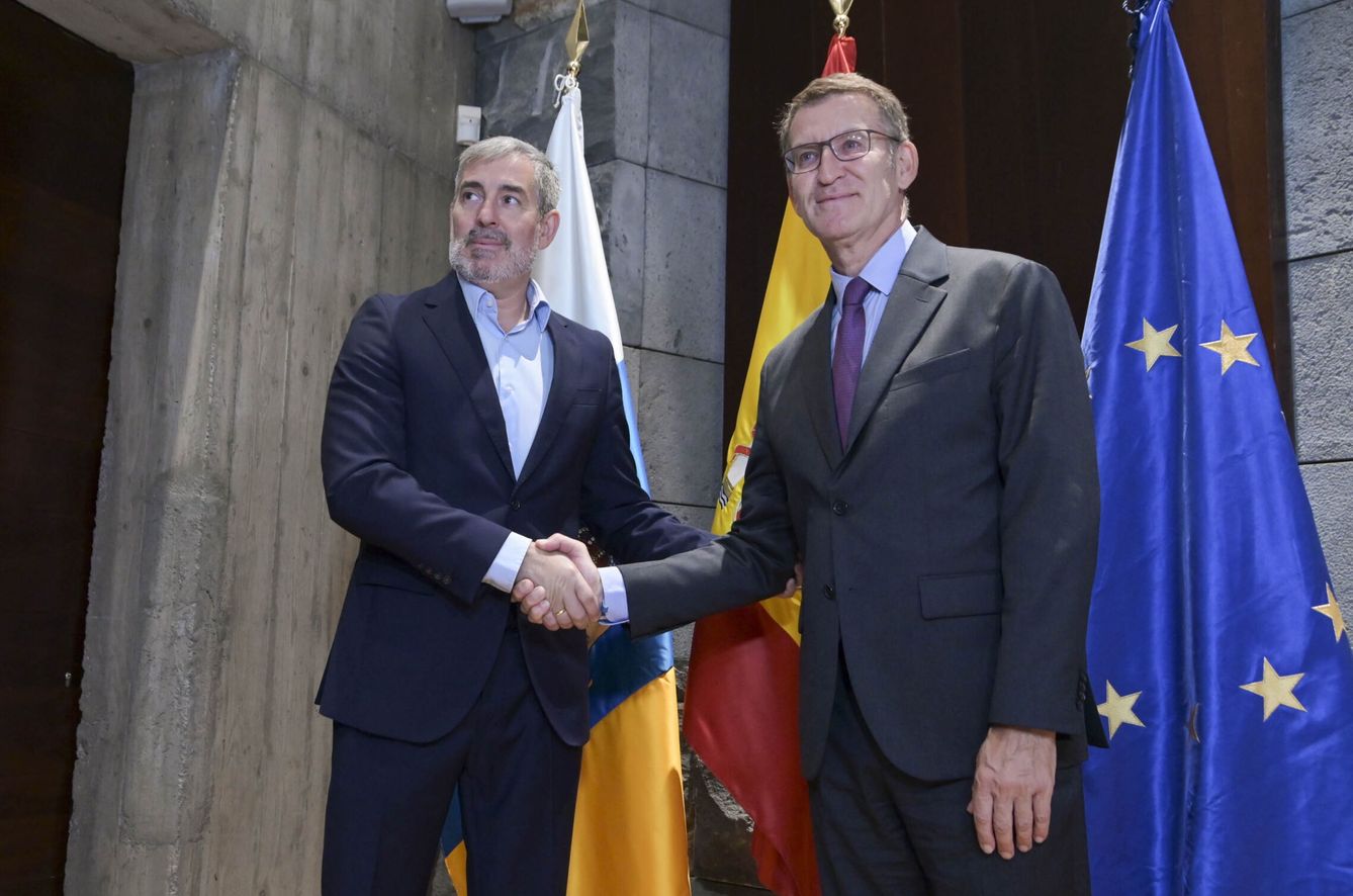 El presidente del Gobierno de Canarias, Fernando Clavijo, recibe al líder del PP, Alberto Núñez Feijóo. (EFE/Miguel Barreto) 