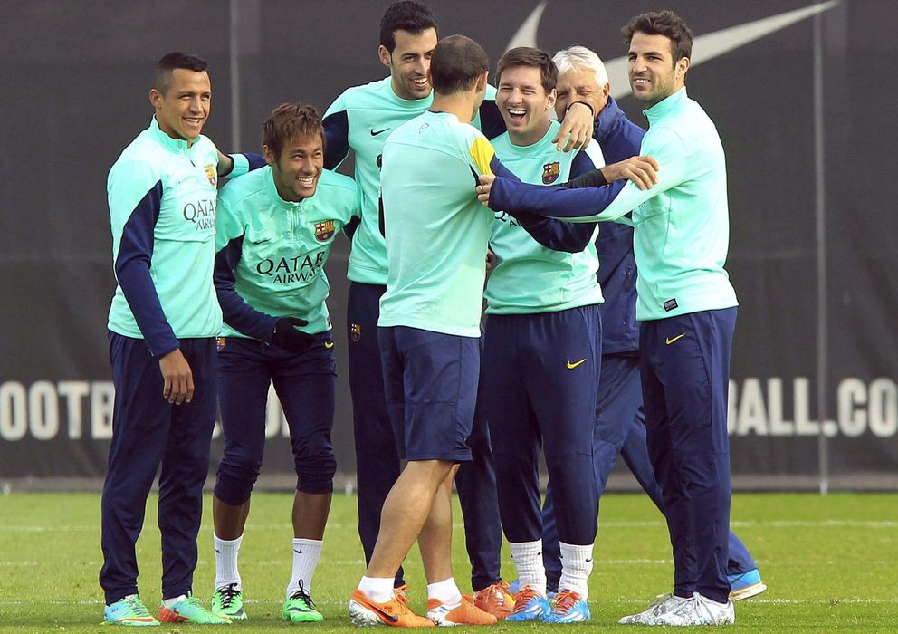 Foto: Messi es abrazado por sus compañeros (Efe).