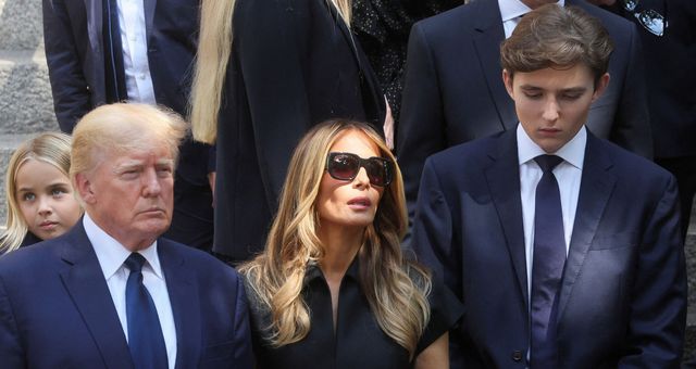 Donald Trump con Melania y su hijio Barron en el funeral de Ivana Trump en 2022. (Reuters/Brendan McDermid)