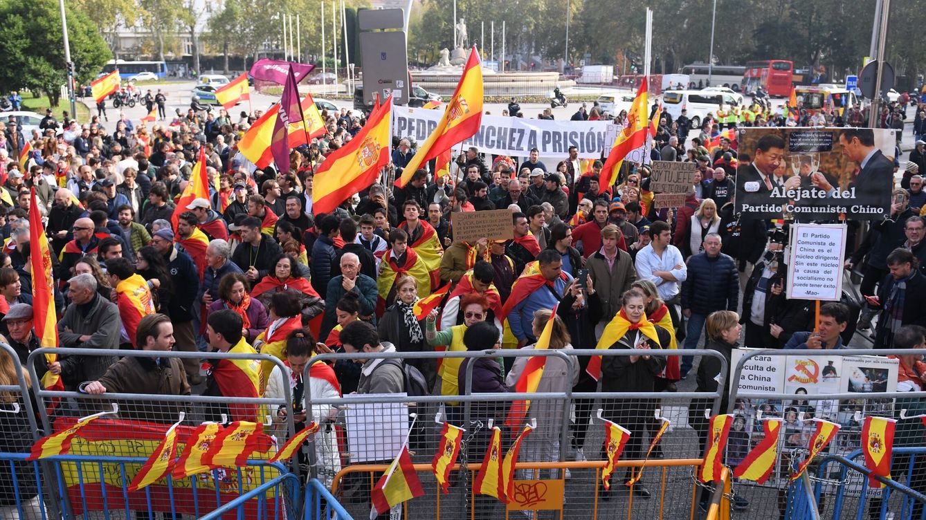 Banderas, megáfonos y oraciones frente al Congreso: Que España salga del comunismo y se libre de traidores