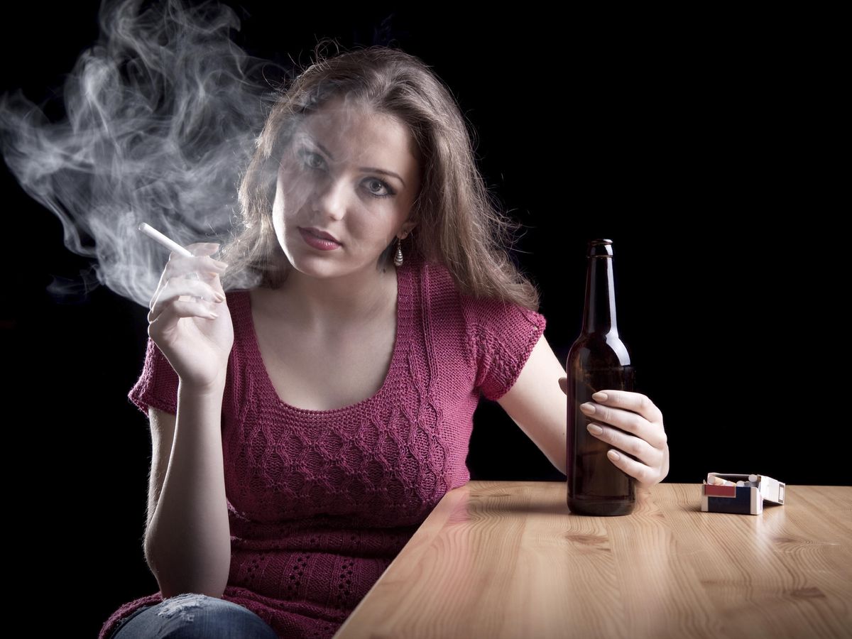 Foto: Fumar y beber, beber y fumar. Los malos hábitos siempre van de la mano. (IStock)