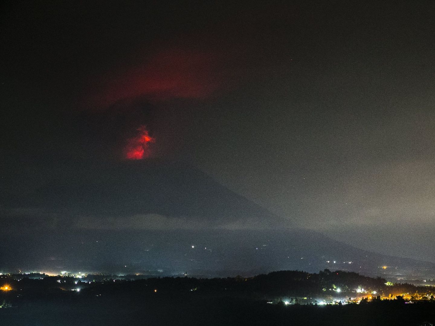 Vista del volcán Agung en erupción de noche (EFE)