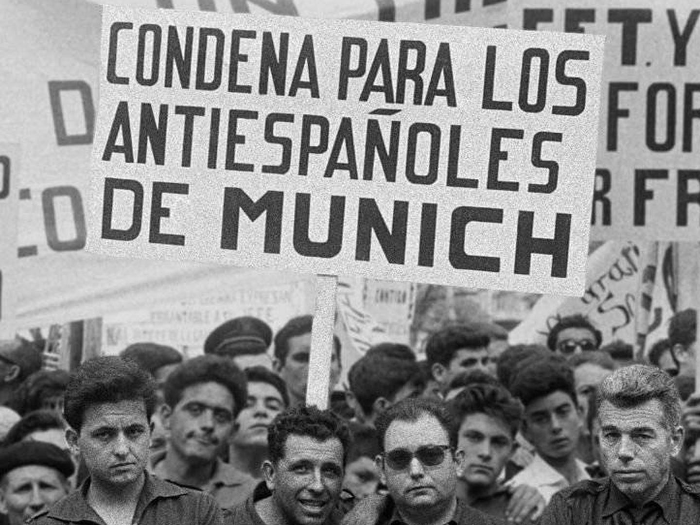 Manifestantes pro franquistas, contra el Contubernio de Múnich.