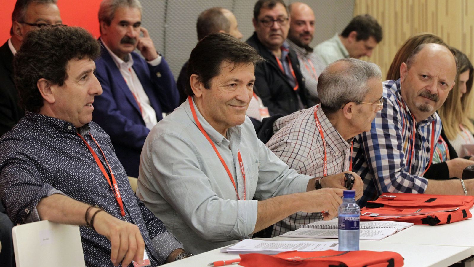 Foto: Javier Fernández, presidente de Asturias y de la gestora del PSOE, junto al número dos de la FSA, Jesús Gutiérrez, el pasado 28 de mayo en el 'congresillo' autonómico. (EFE)
