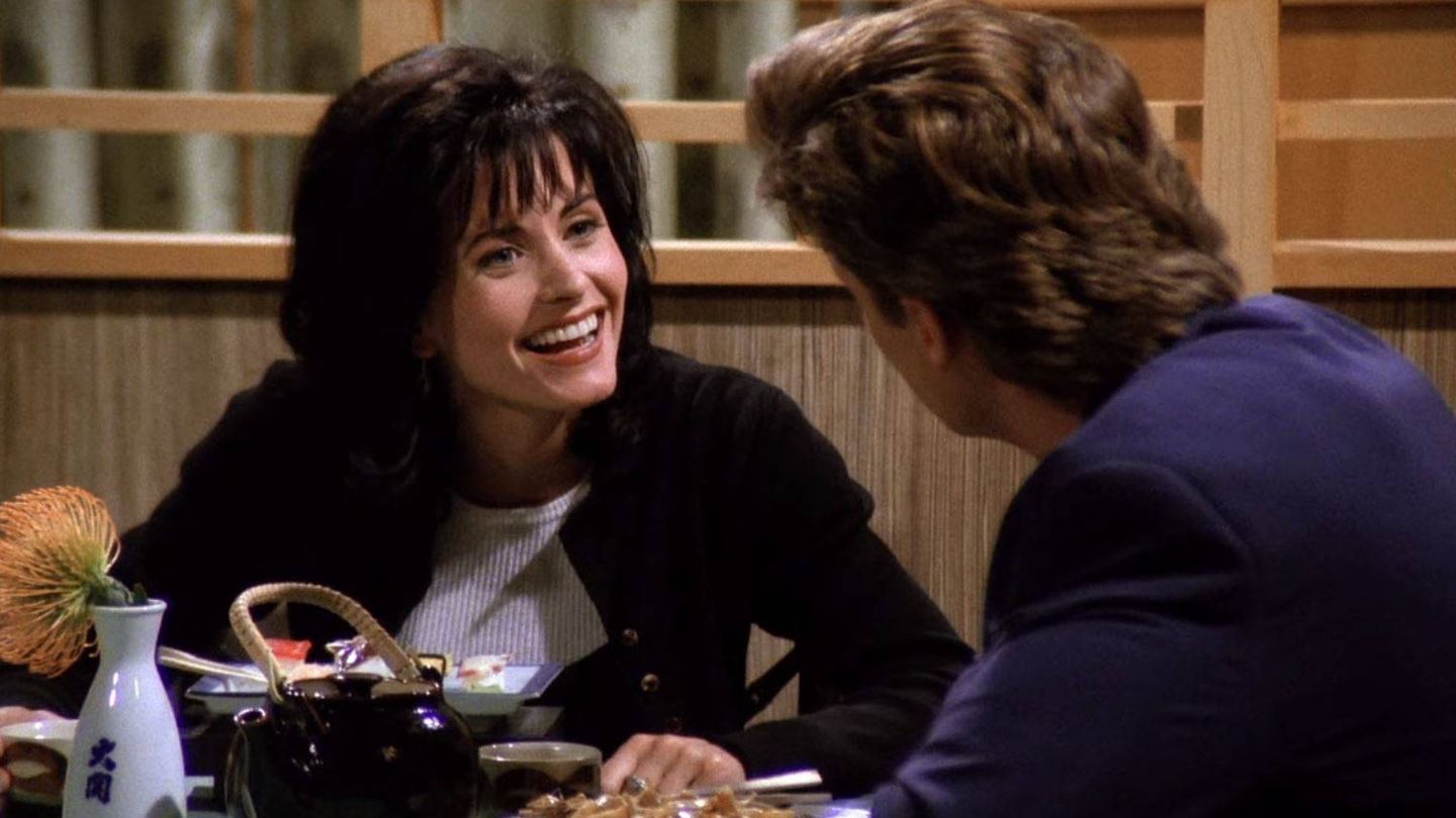 Monica en su cita con Paul, el representante de vinos, en un fotograma de la serie 'Friends'