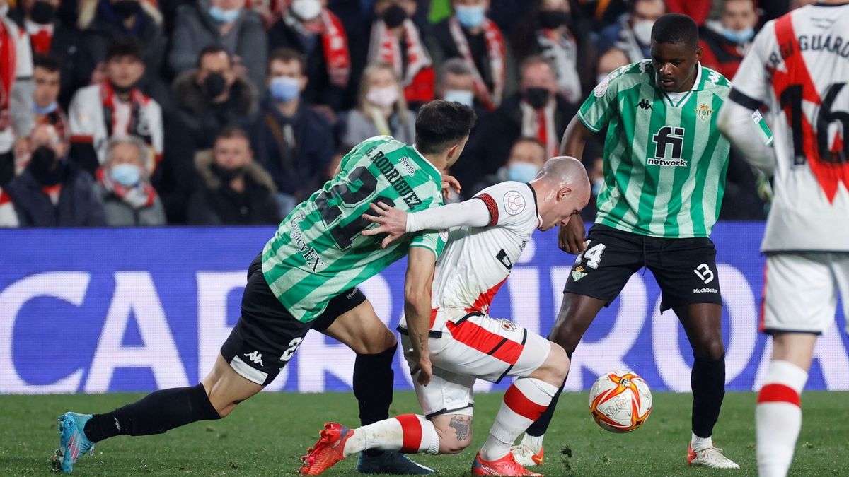 William Carvalho se inventa un gol de barrio y alarga el sueño del Betis en la Copa (1-2)
