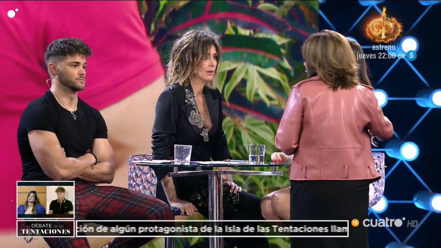 Ismael, Sandra Barneda y la madre de Andrea, en 'El debate de las tentaciones'. (Mediaset España)