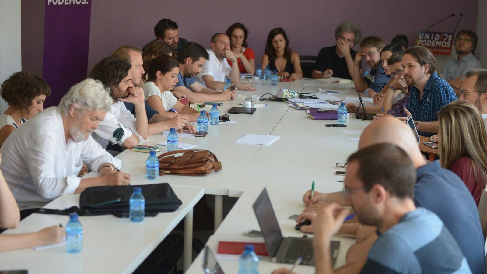 Foto: Los representantes de las confluencias, Izquierda Unida y Podemos durante la reunión en una fotografía hecha pública por Pablo Echenique. 