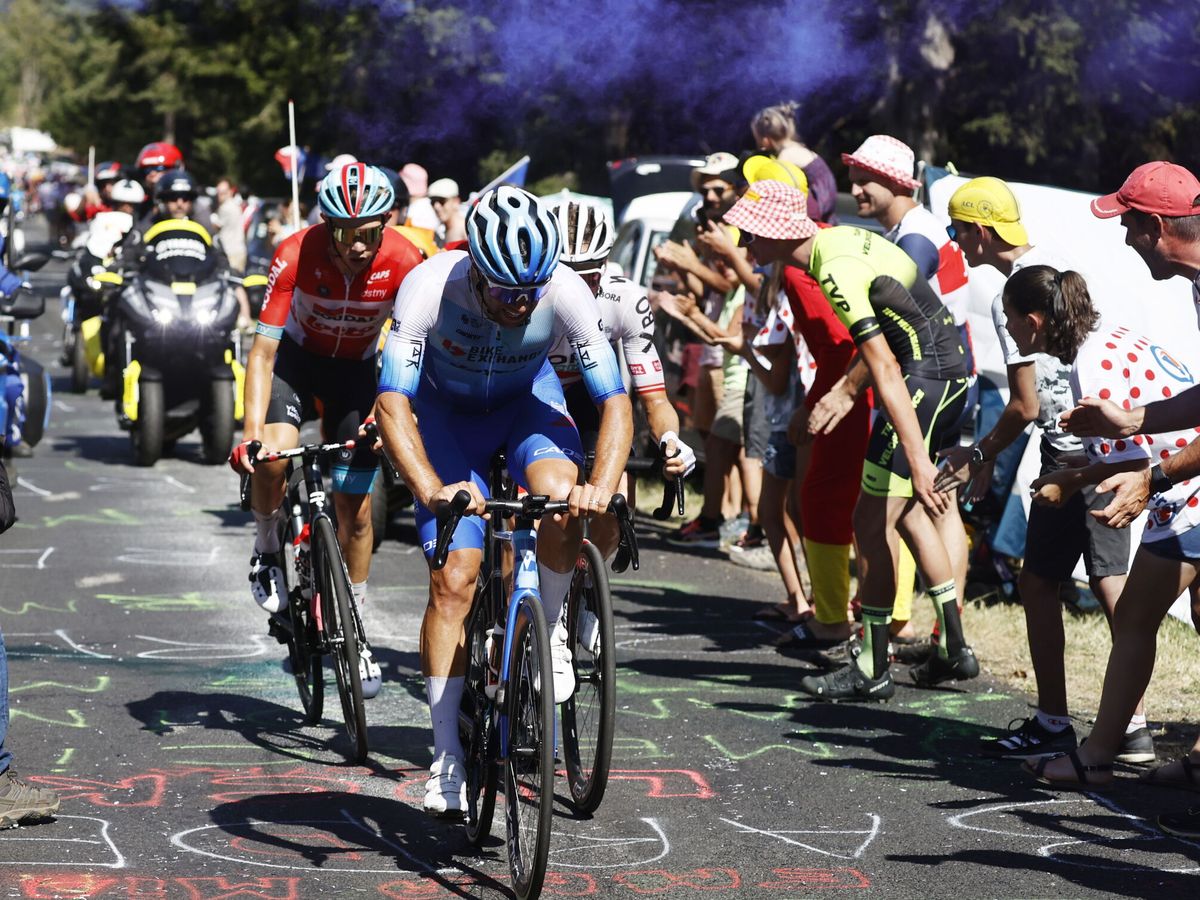 Foto: Los ciclistas avanzan ante los aplausos del público en la decimocuarta etapa. (EFE/Guillaume Horcajuelo)
