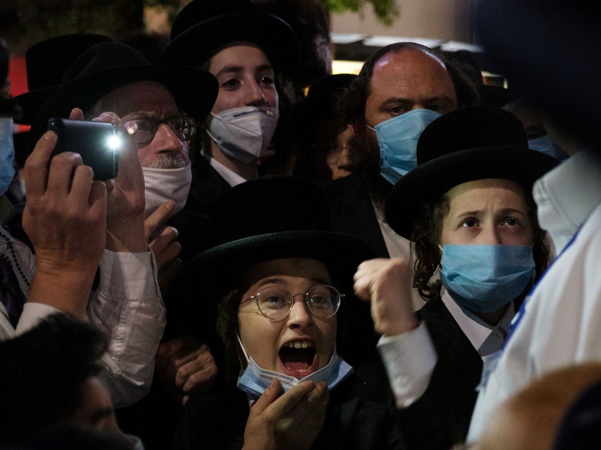 Foto: Protesta de los judíos ultraortodoxos en Brooklyn contra las restricciones. (Reuters)