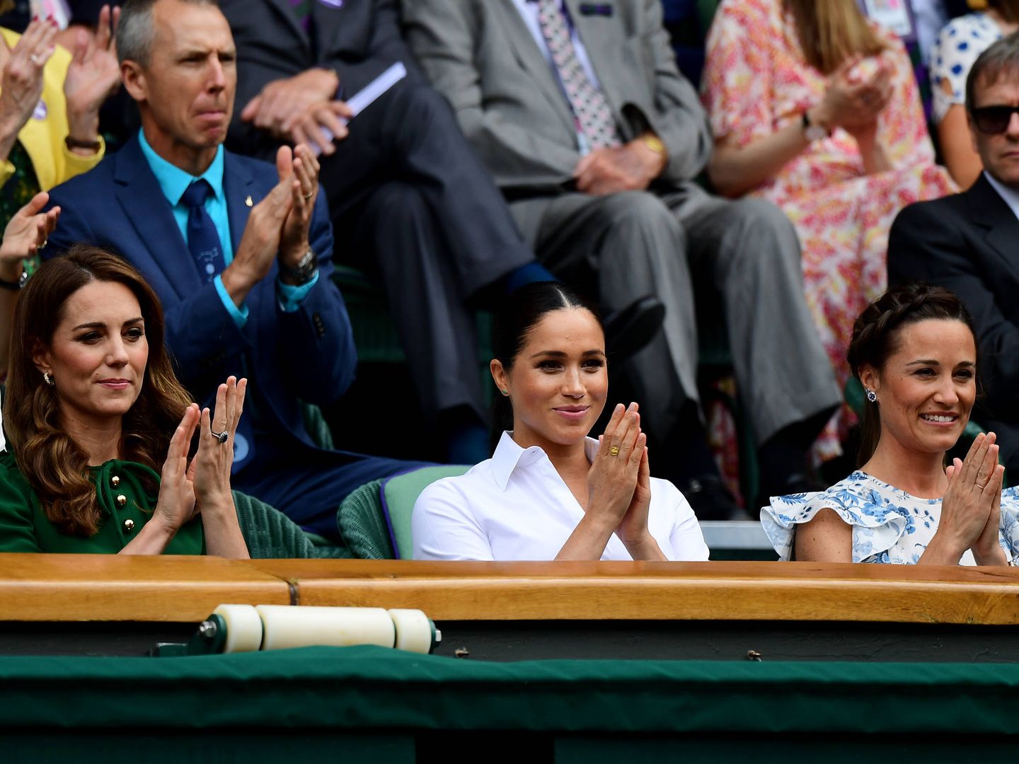 Meghan, luciendo el anillo en Wimbledon junto a Kate Middleton. (Getty)