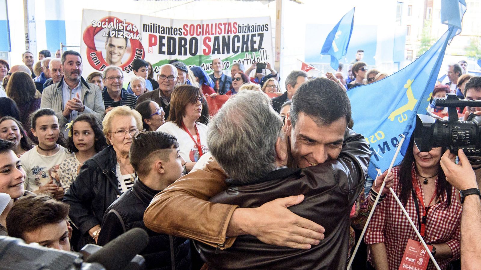 Foto: Pedro Sánchez saluda a simpatizantes y militantes en Basauri, Bizkaia, este 7 de abril. (EFE)