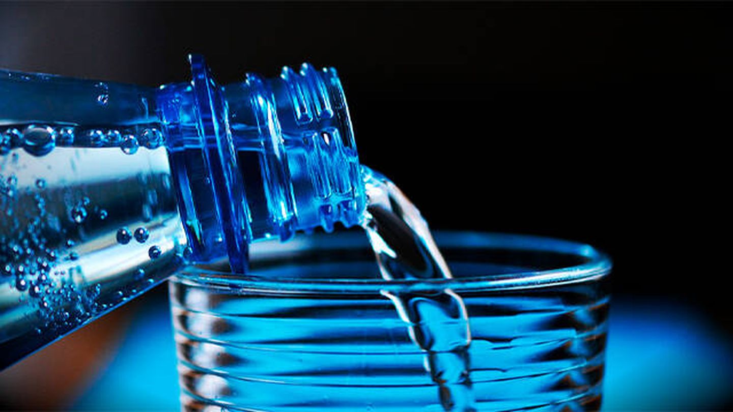 Beber ocho vasos de agua al día ayuda a perder peso (Pixabay)