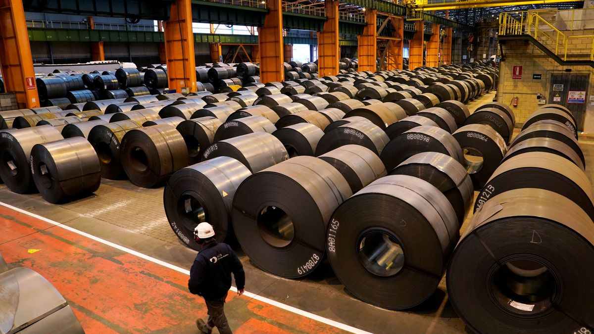 Arcelor rebaja su producción en Asturias por la falta de demanda y la factura de la luz