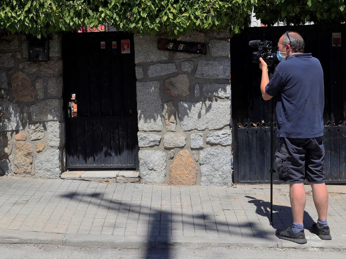 Foto: Un operador de cámara toma imágenes de la vivienda de la mujer de 70 años asesinada en Chapinería. (EFE)