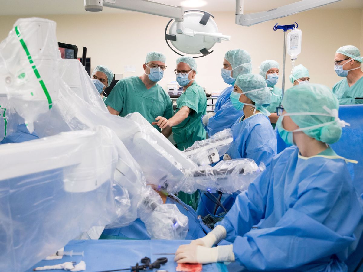Foto: Un grupo de médicos en una sala de operaciones. Foto: Christian Charisius Pool via Reuters
