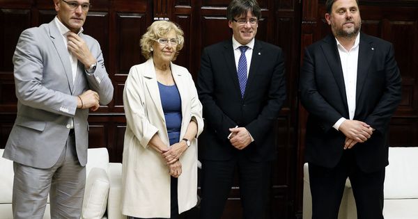 Foto: La alcaldesa de Madrid, Manuela Carmena, con el presidente de la Generalitat Carles Puigdemont, en el último encuentro en Cibeles. (EFE) 