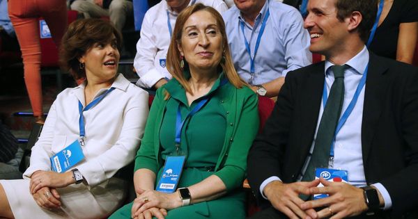 Foto: Soraya Sáenz de Santamaría, Ana Pastor y Pablo Casado. (EFE)