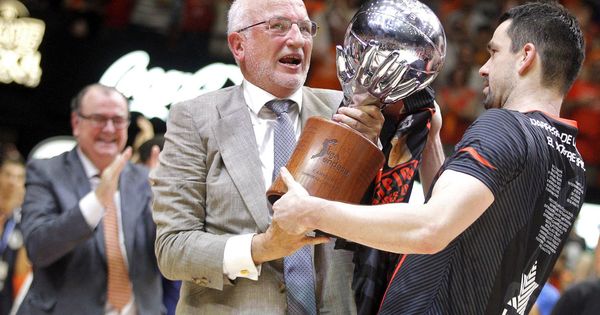 Foto: Juan Roig, el día en que el Valencia Basket se proclamó campeón de la ACB en la temporada 2016-2017. (EFE)