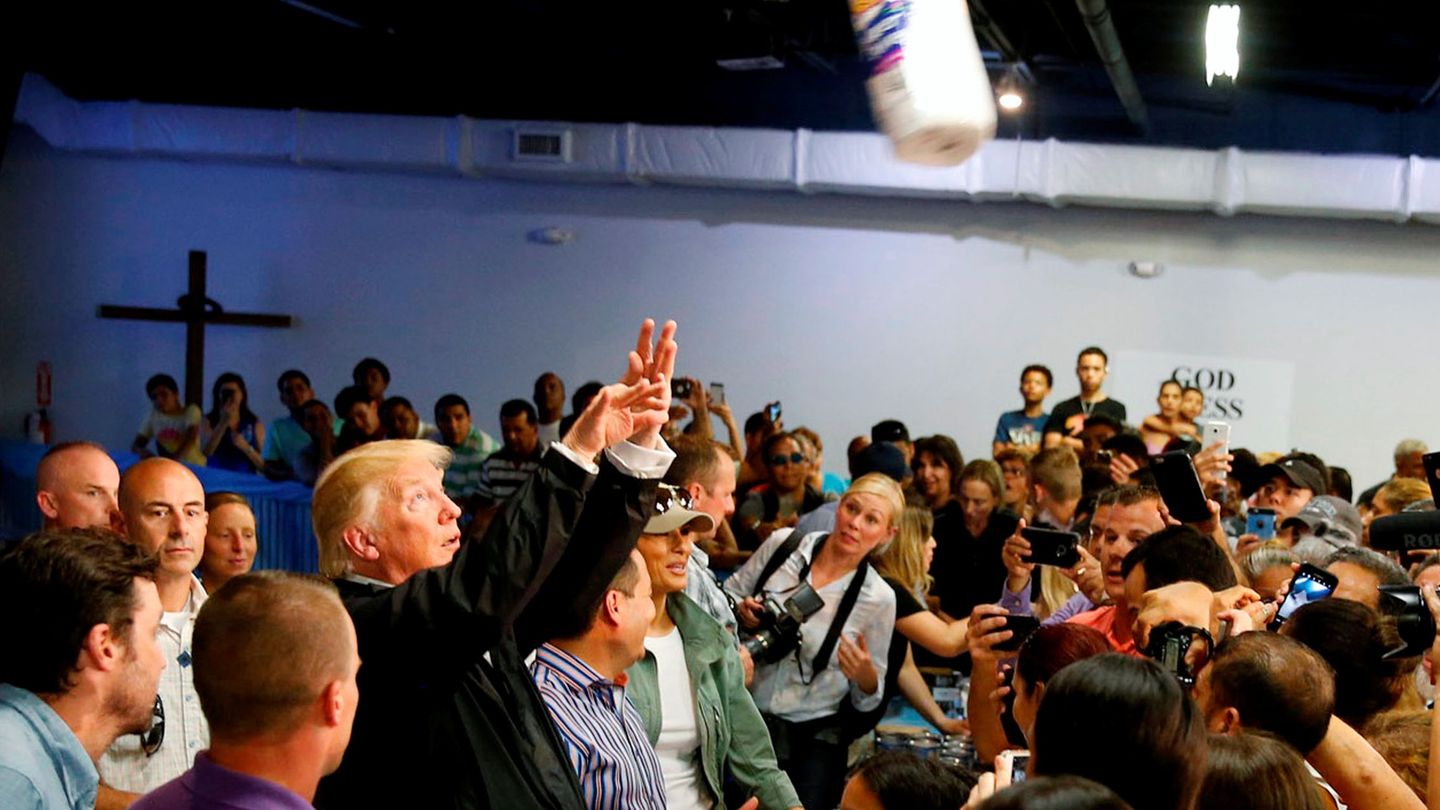 Donald Trump lanza rollos de papel a un grupo de damnificados por el huracán María, en Puerto Rico, en octubre de 2017.