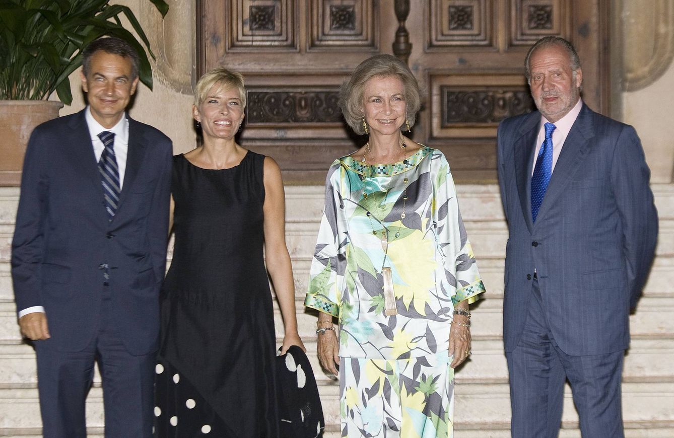Los Reyes, junto al presidente del Gobierno, José Luis Rodríguez Zapatero y su esposa en 2009. (EFE)