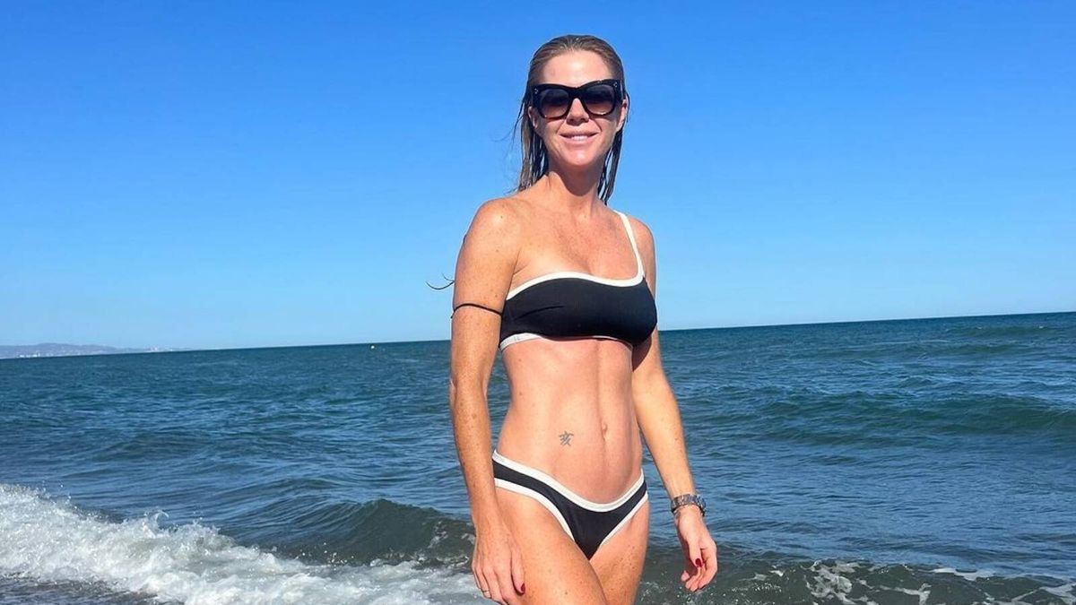 El look de playa ideal de Amelia Bono: bikini asimétrico y blusa boho
