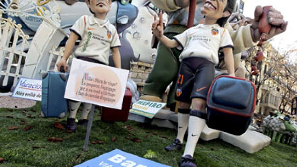 Las Fallas le sacan los colores al fútbol valenciano: "Villalonga te la clava ben fonda"