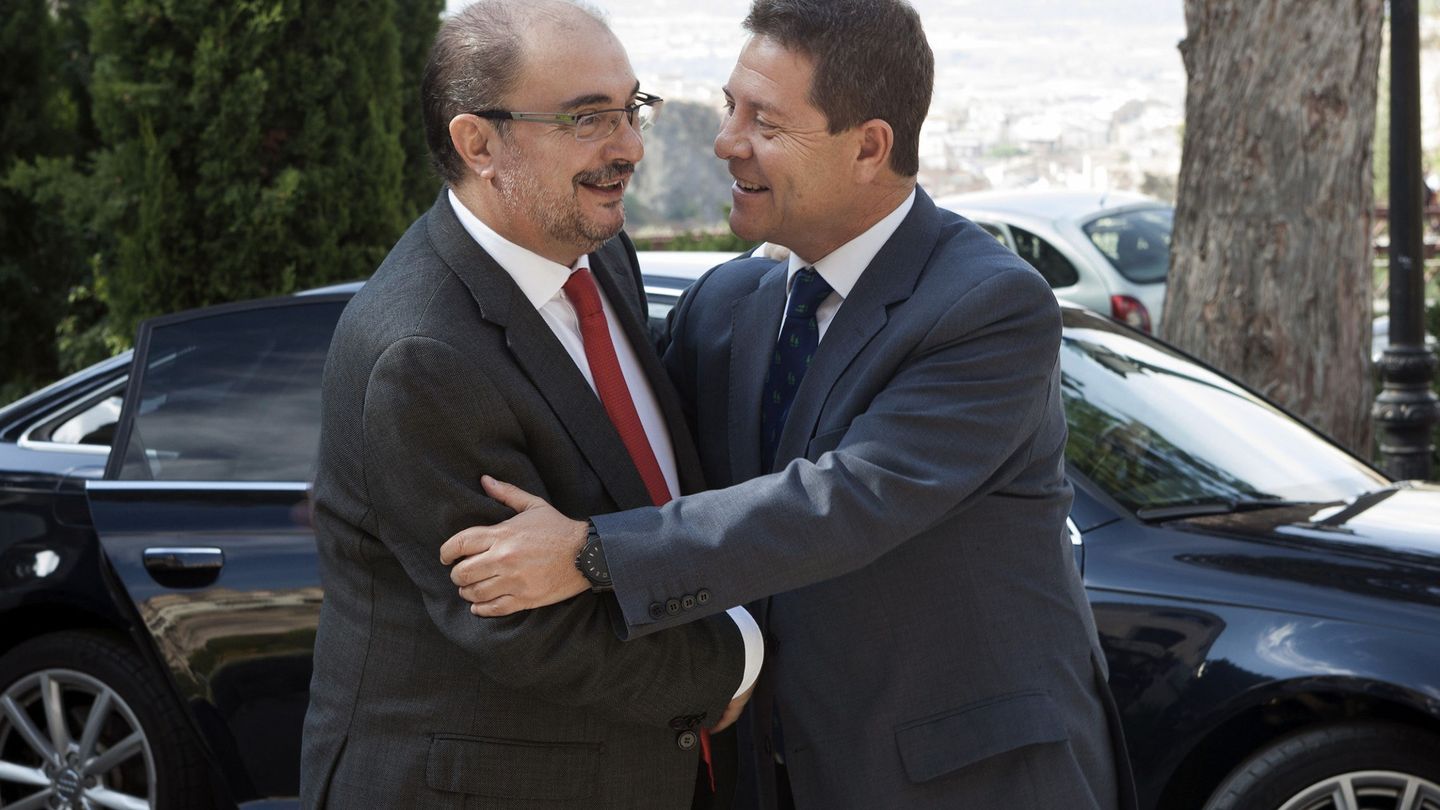 Los presidentes de Aragón y Castilla-La Mancha, Javier Lambán y Emiliano García-Page, en septiembre de 2016 en Cuenca. (EFE)