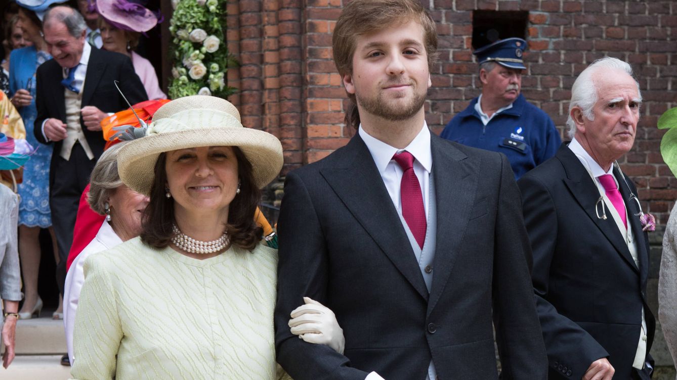 Foto: Alfonso junto a su madre, la duquesa de Braganza, en la boda de Alix de Ligne (Gtres)