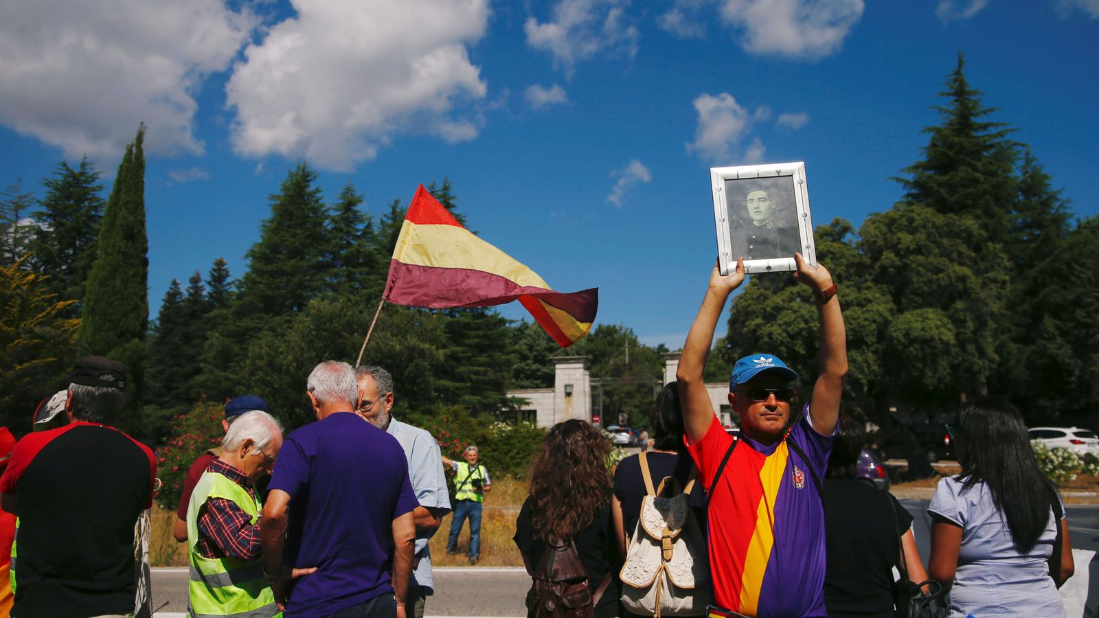 Foto: Manifestantes republicanos urgen a la exhumación de Franco del Valle de los Caídos, el pasado 21 de julio ante la basílica. (Reuters)