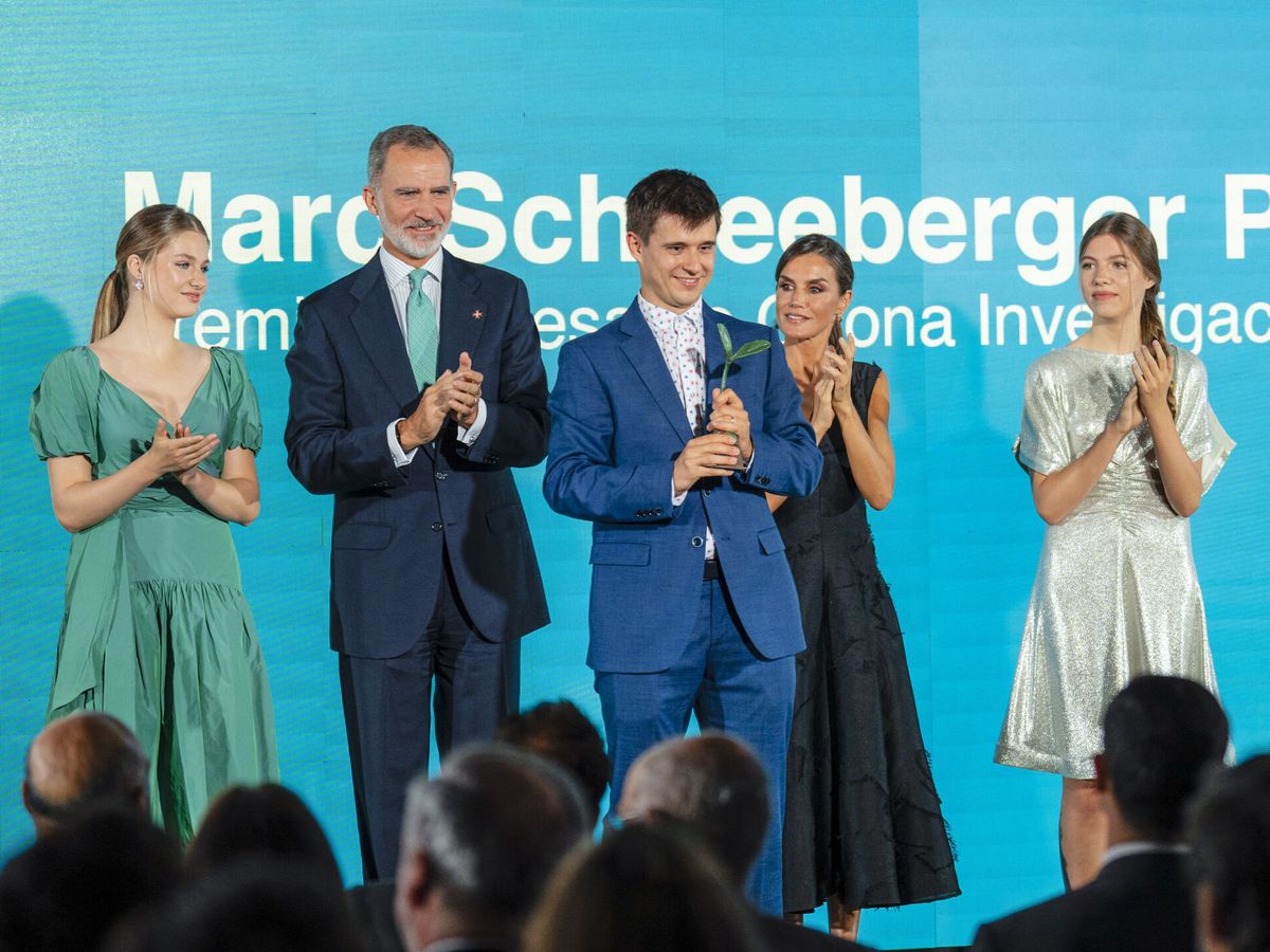 Foto: El rey Felipe, la reina Letizia, la princesa Leonor y la infanta Sofía, en la ceremonia de entrega de los premios de la Fundación Princesa de Girona. (EFE/David Borrat)