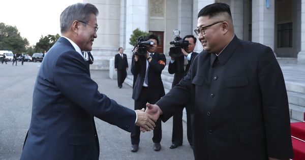 Foto: El líder norcoreano Kim Jong-un (d) saluda al presidente surcoreano Moon Jae-in (i) a su llegada al Gran Teatro de Pyongyang. (EFE)