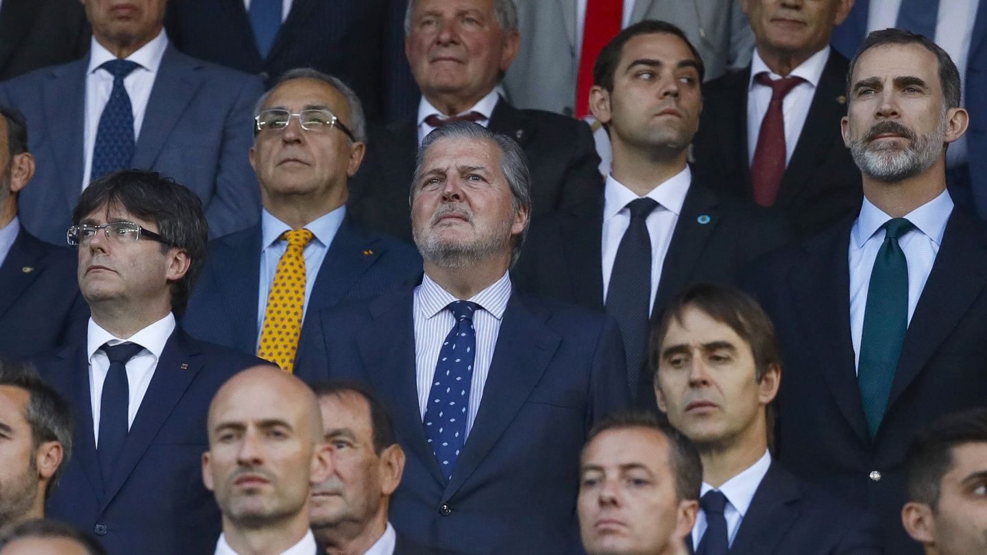 El rey Felipe VI, el exministro Íñigo Méndez de Vigo y Carles Puigdemont durante el himno nacional en la final de la Copa del Rey de 2017. (EFE)