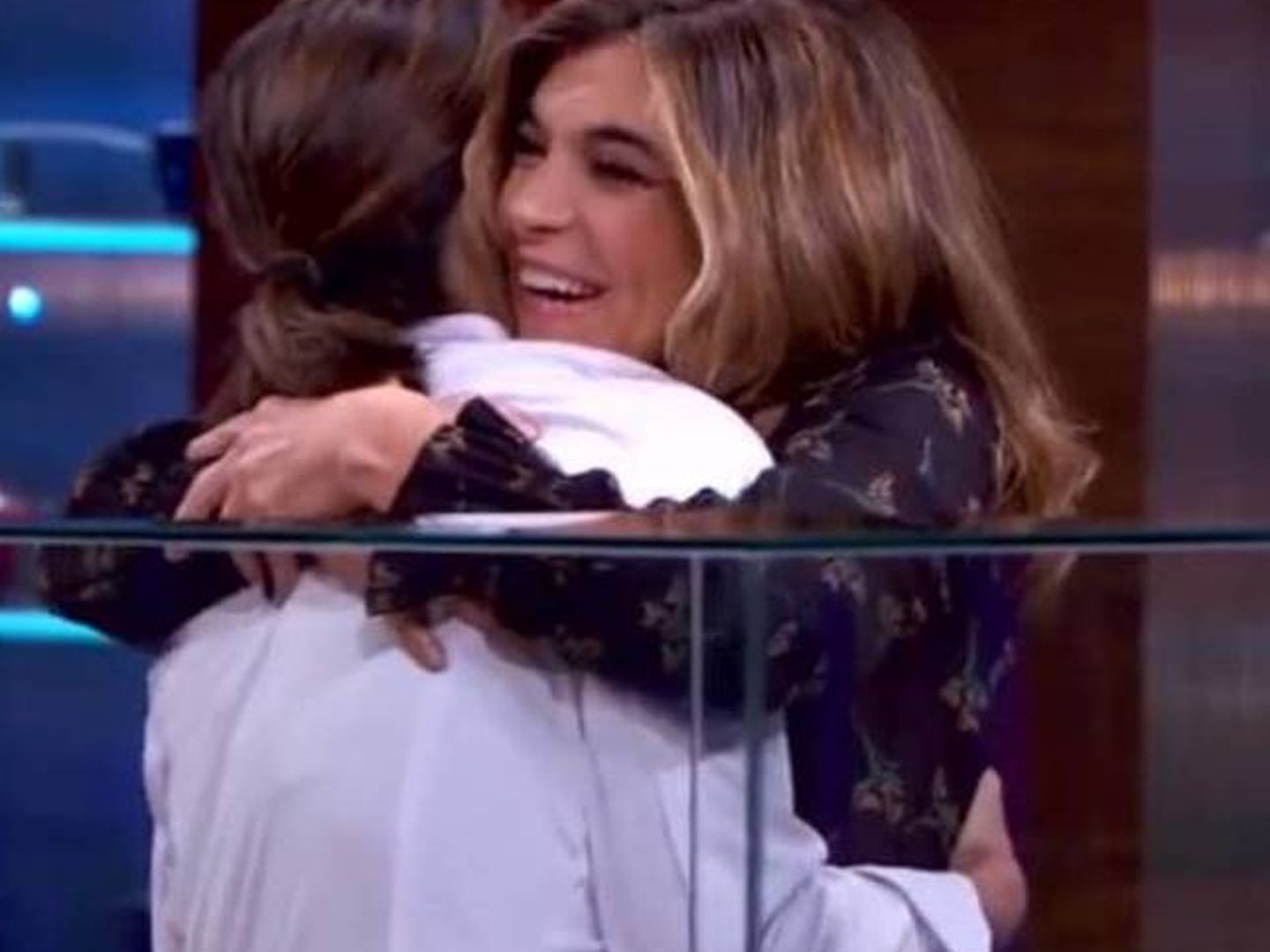 Xandra Falcó abraza a Tamara en 'MasterChef'. (RTVE)