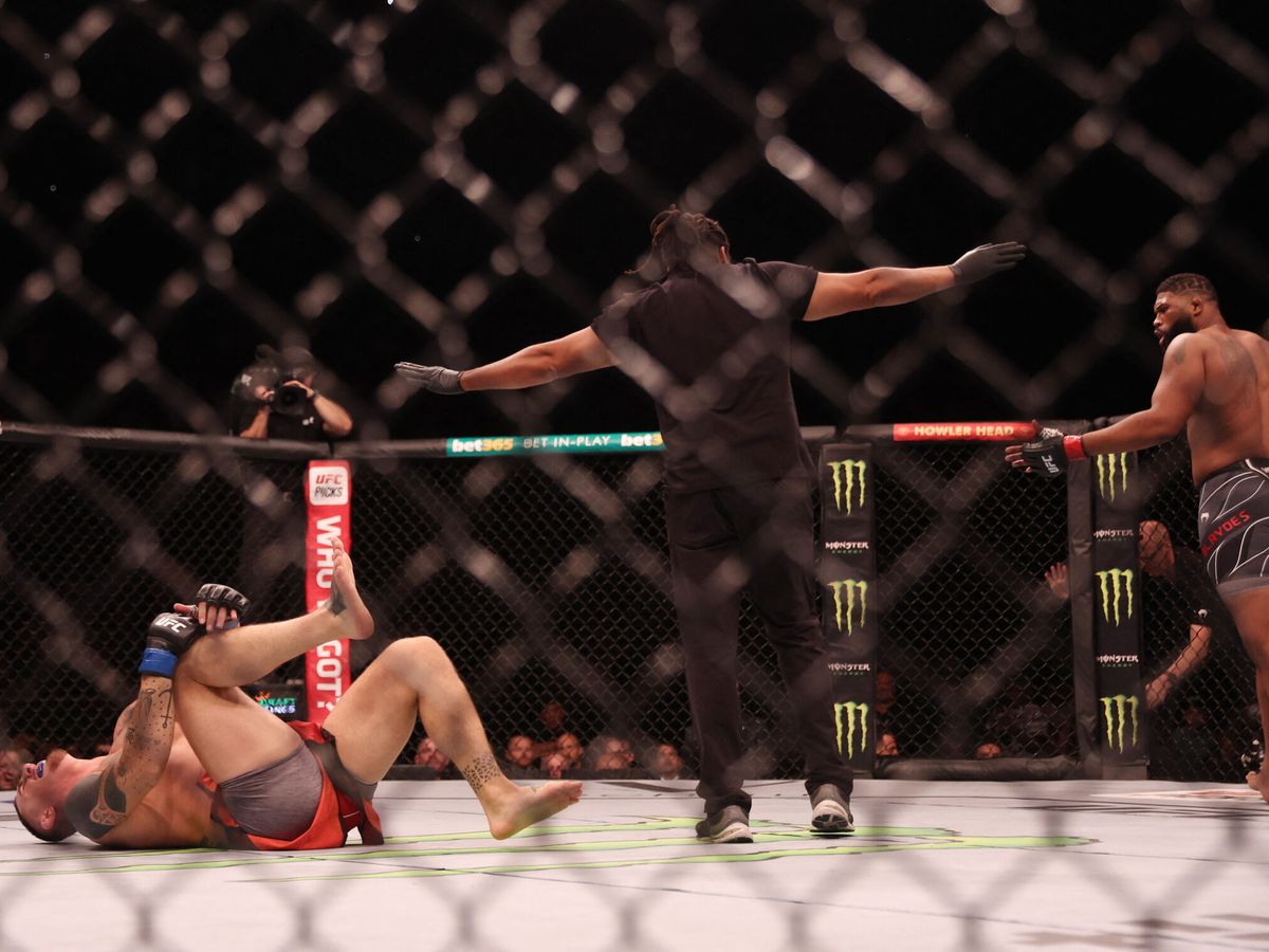 Foto: Tom Aspinall en el suelo lesionado mientras Curtis Blaydes se pregunta qué ha pasado en UFC Londres. (REUTERS)