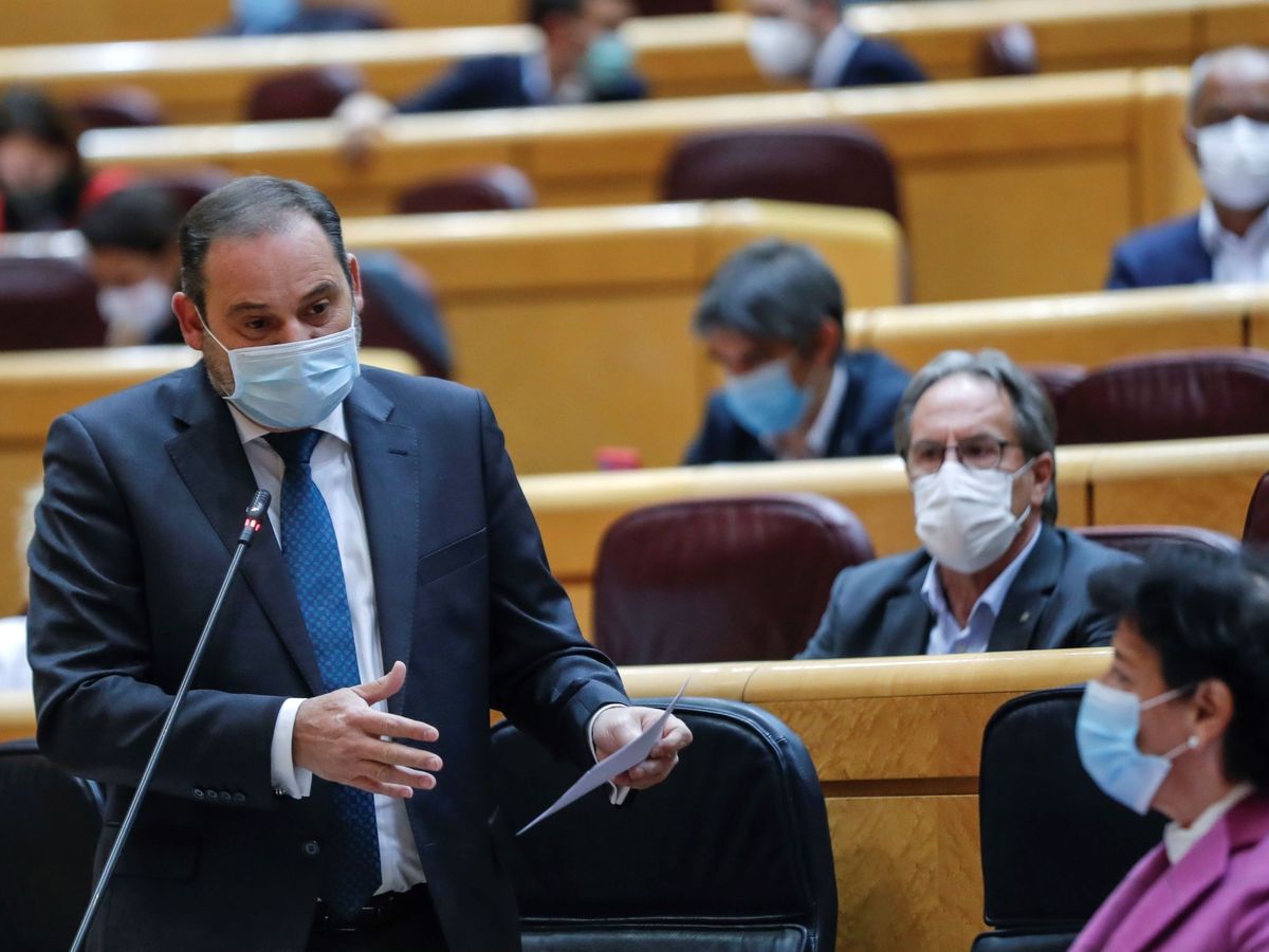 Foto: El ministro de Transportes, Movilidad y Agenda Urbana, José Luis Ábalos (izda), interviene durante una sesión de control al Gobierno en el Senado. (EFE)