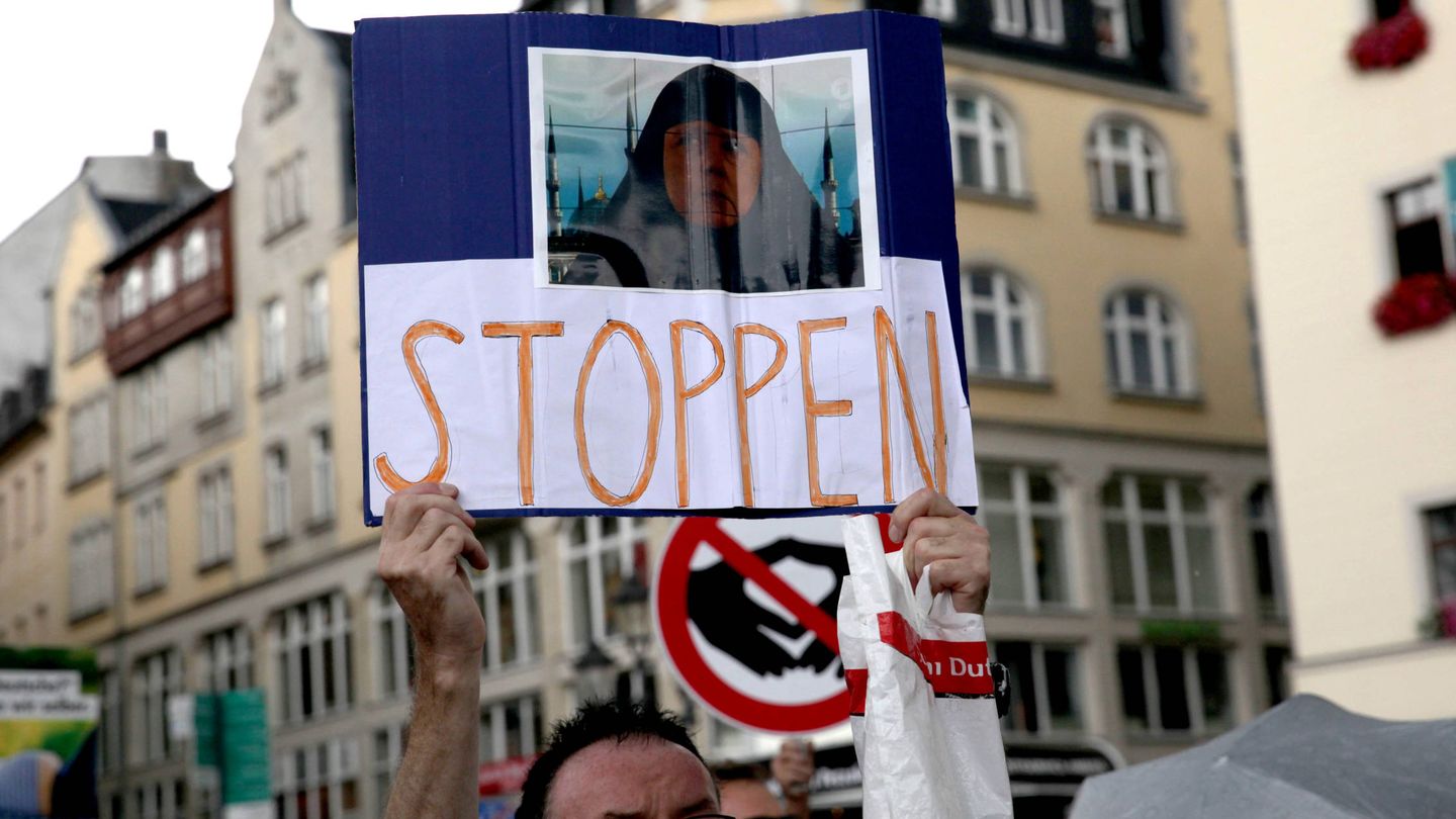 Simpatizantes de Alternativa para Alemania durante una protesta contra la canciller Merkel, en Annaberg-Buchholz. (Reuters)