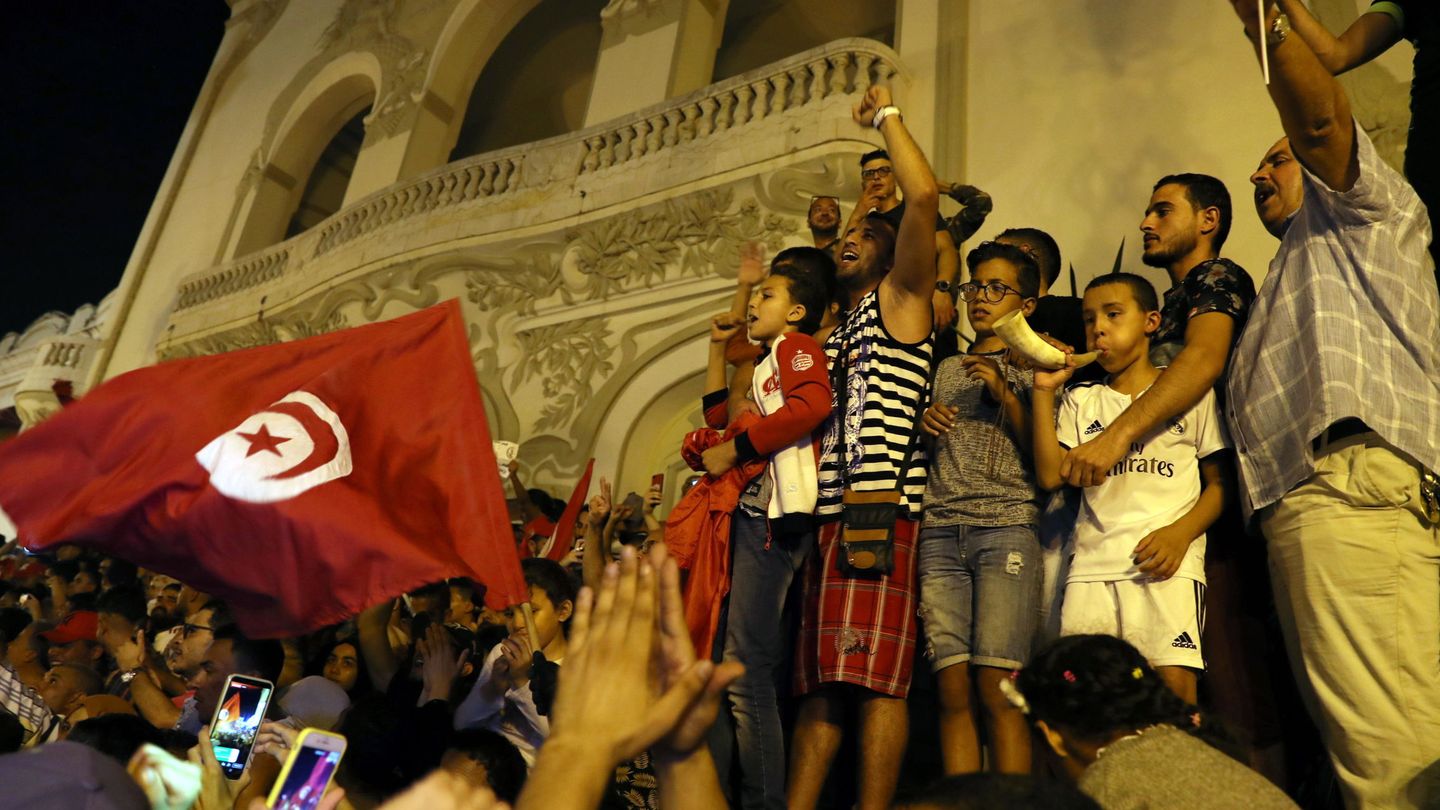 Tunecinos celebran la victoria de Kais Said. (EFE)