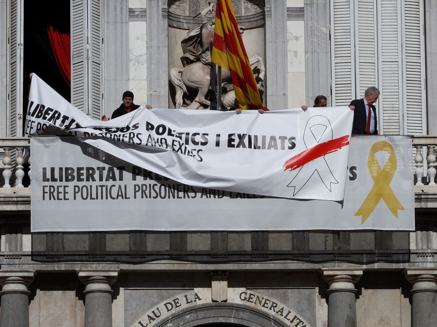 La nueva pancarta, en el Palau de la Generalitat. (EFE)