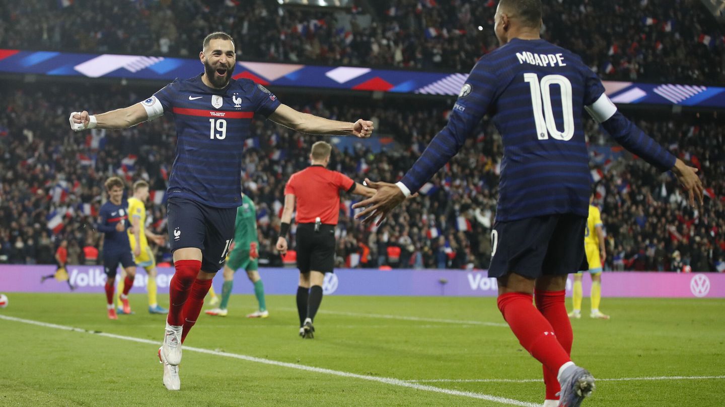 Benzema celebra un gol con Mbappé en un partido de Francia. (EFE)