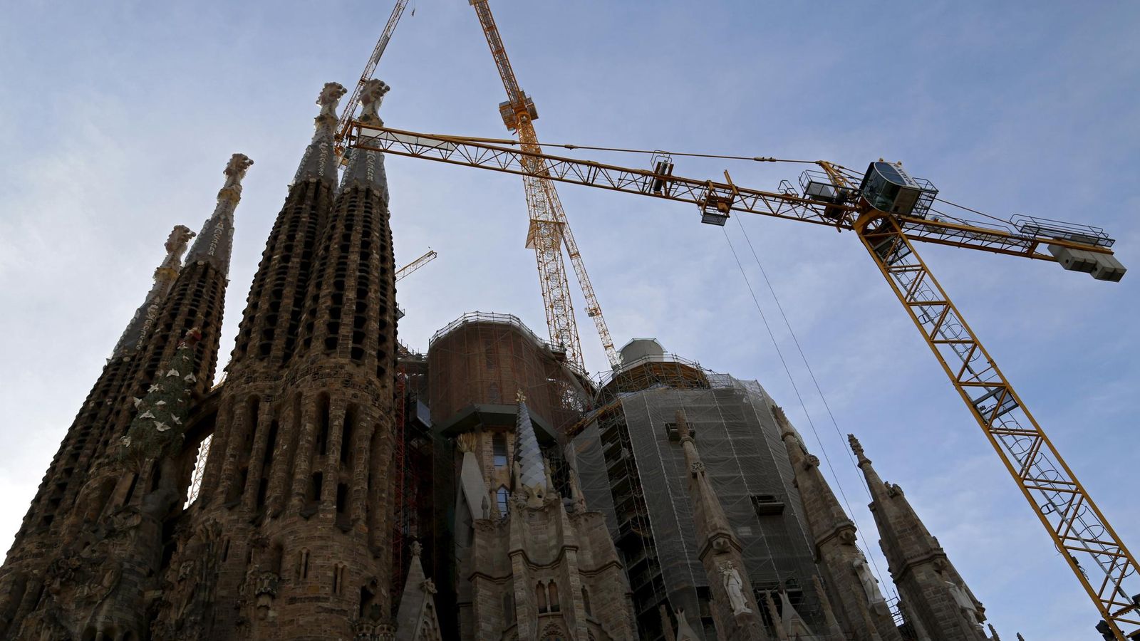 Foto: Grúas trabajando en la Sagrada Familia de Barcelona. (Reuters)