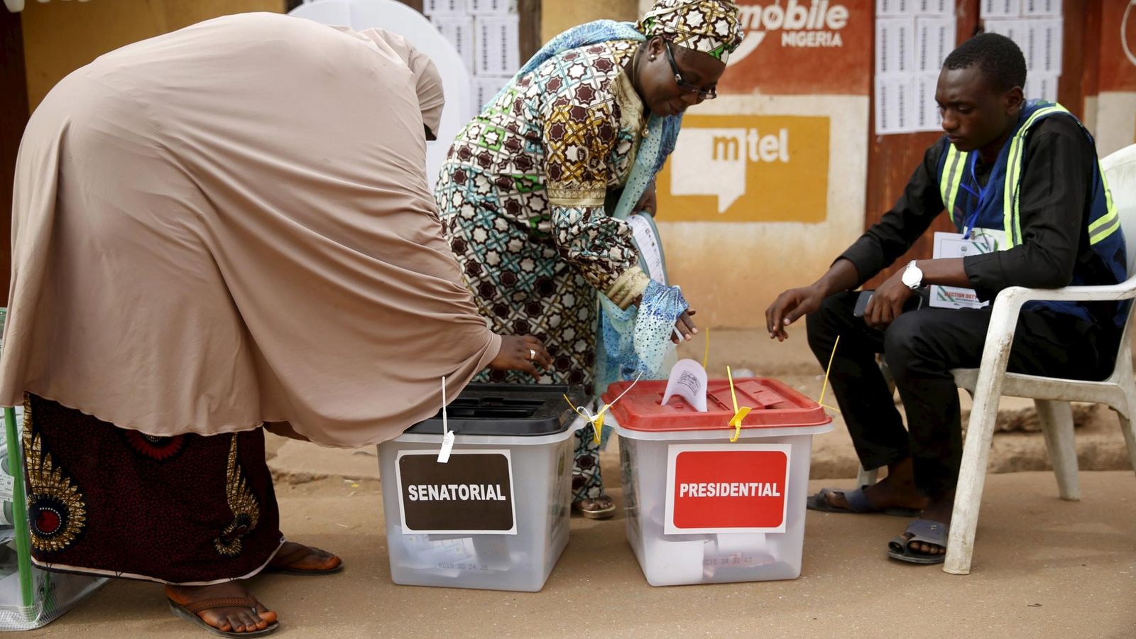Foto: Dos mujeres votandoen Daura, en el noroeste de Nigeria (Reuters).