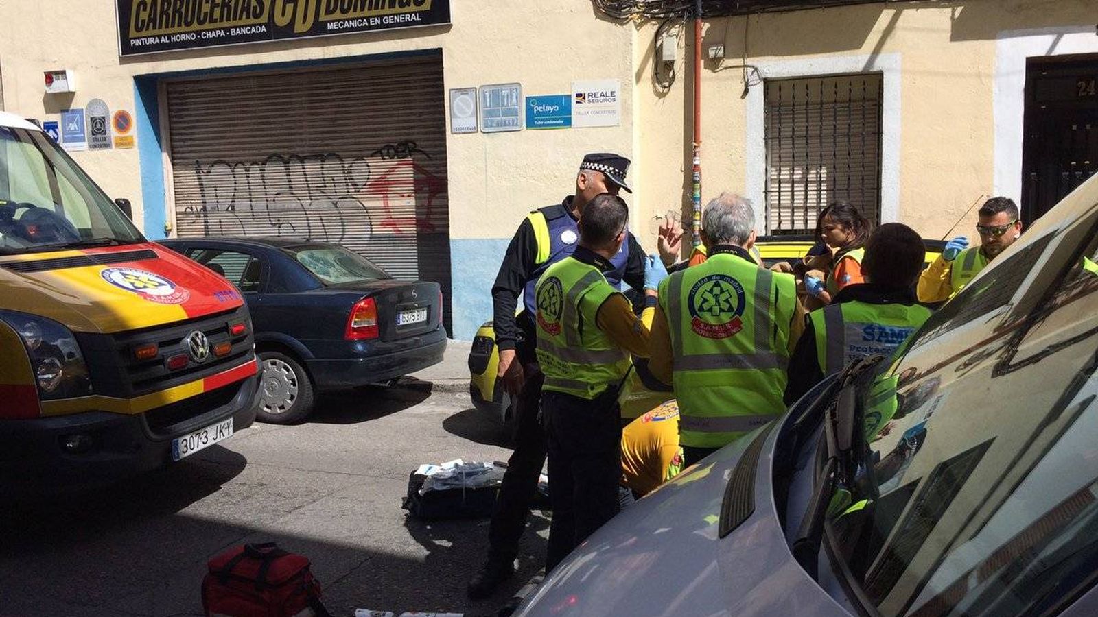 Foto: Asistencia sanitaria en la calle Juan Tornero. (Emergencias Madrid)