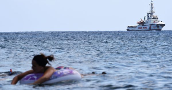 Foto: El barco Open Arms, a escasa distancia de Lampedusa. (Reuters)