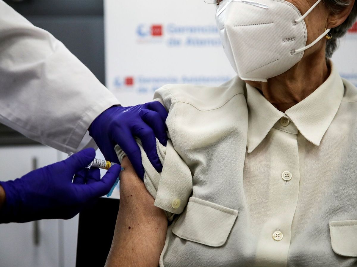 Foto: Una mujer se vacuna de la gripe y del covid-19 en Madrid, cuando se comienza a administrar la dosis de refuerzo a los mayores de 70 años. (EFE)